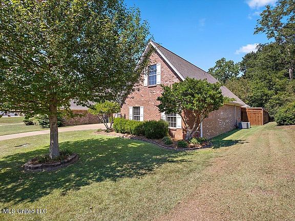 3rd image of 728 Woodrun Dr
