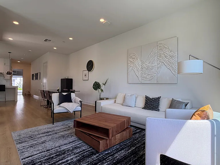 211 Paramount — Photo 3