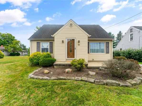 825 Wheeler Ave, Hubbard, OH 44425