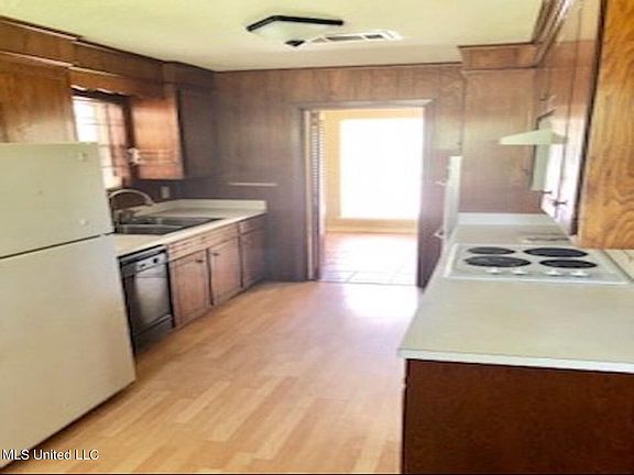 4th image of 1936 Longwood Dr
