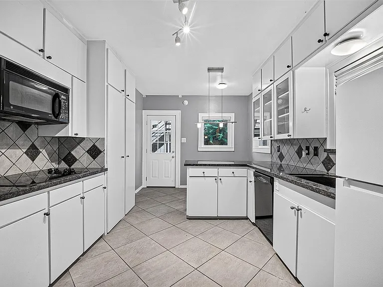 1758 Hawthorne St #1 — Photo 9