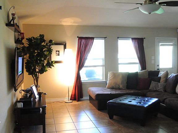 Living Area w/ Oversized Til