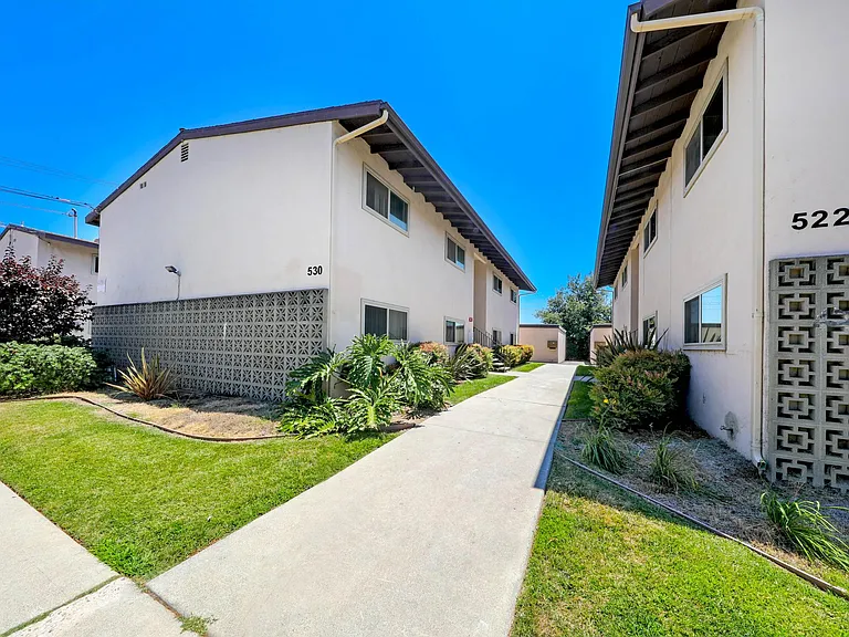 Villa Azusa Apartments — Photo 16