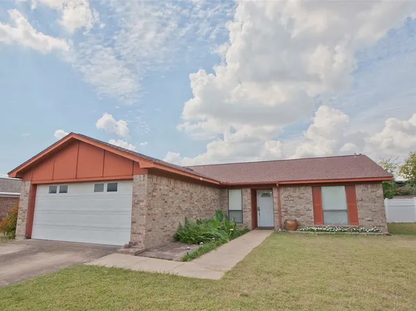 808 Arrow Wood St, Benbrook, TX 76126