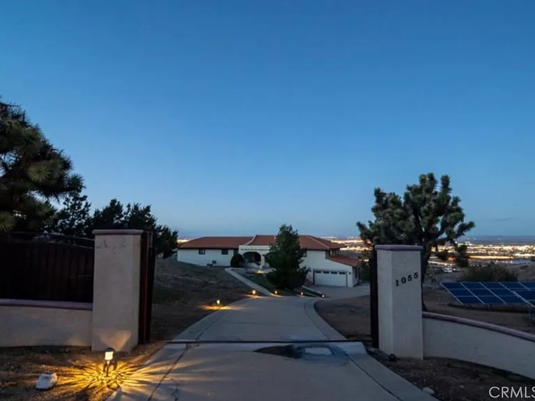 1055 Lakeview Dr — Photo 3