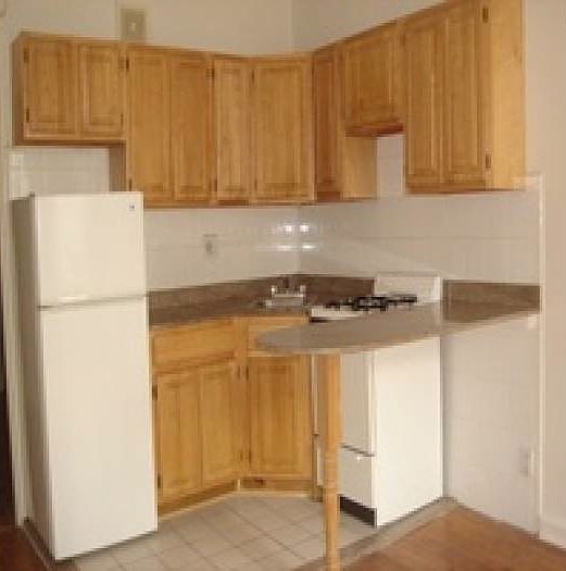 2nd image of 522 E 88th St