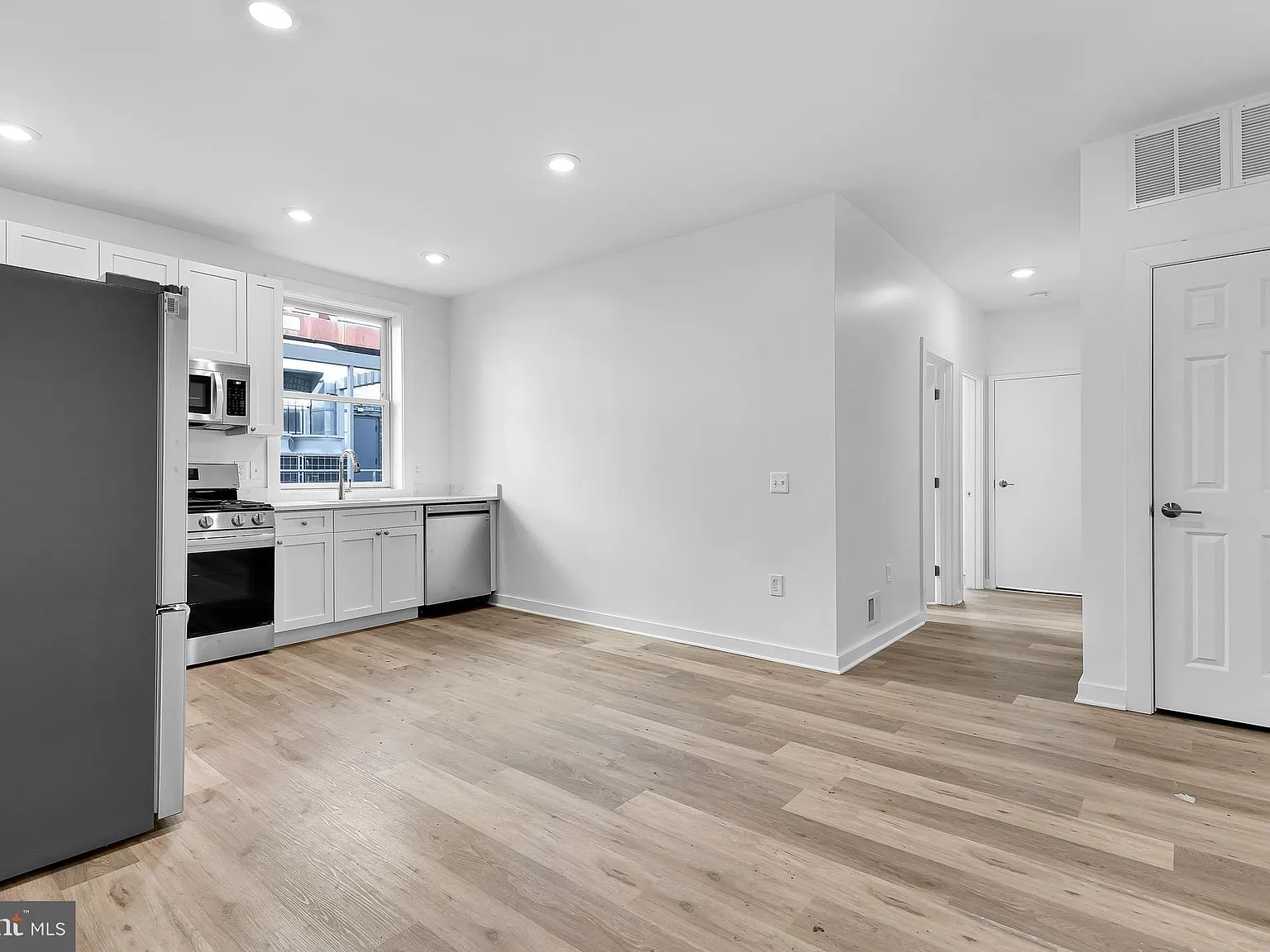 5 bed, 1004 sqft, $6,100 — Photo 3