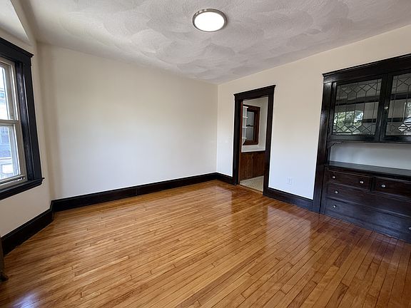 3rd image of 585 High St #2