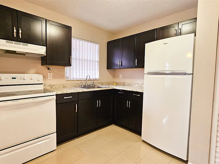 416 Lakeside Dr #129 — Photo 3