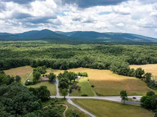 1655 Howardsville Tpke, Stuarts Draft, VA 24477