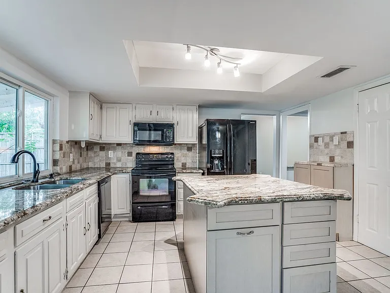 902 Firestone Ln — Photo 8