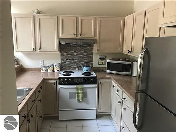 4th image of 127 Lake St APT 5
