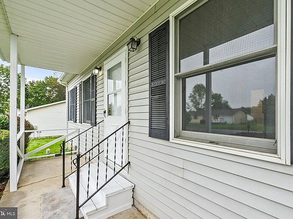 4th image of 107 Crystal Lake Ct