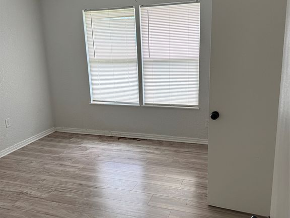 5th image of 913 Hubert St
