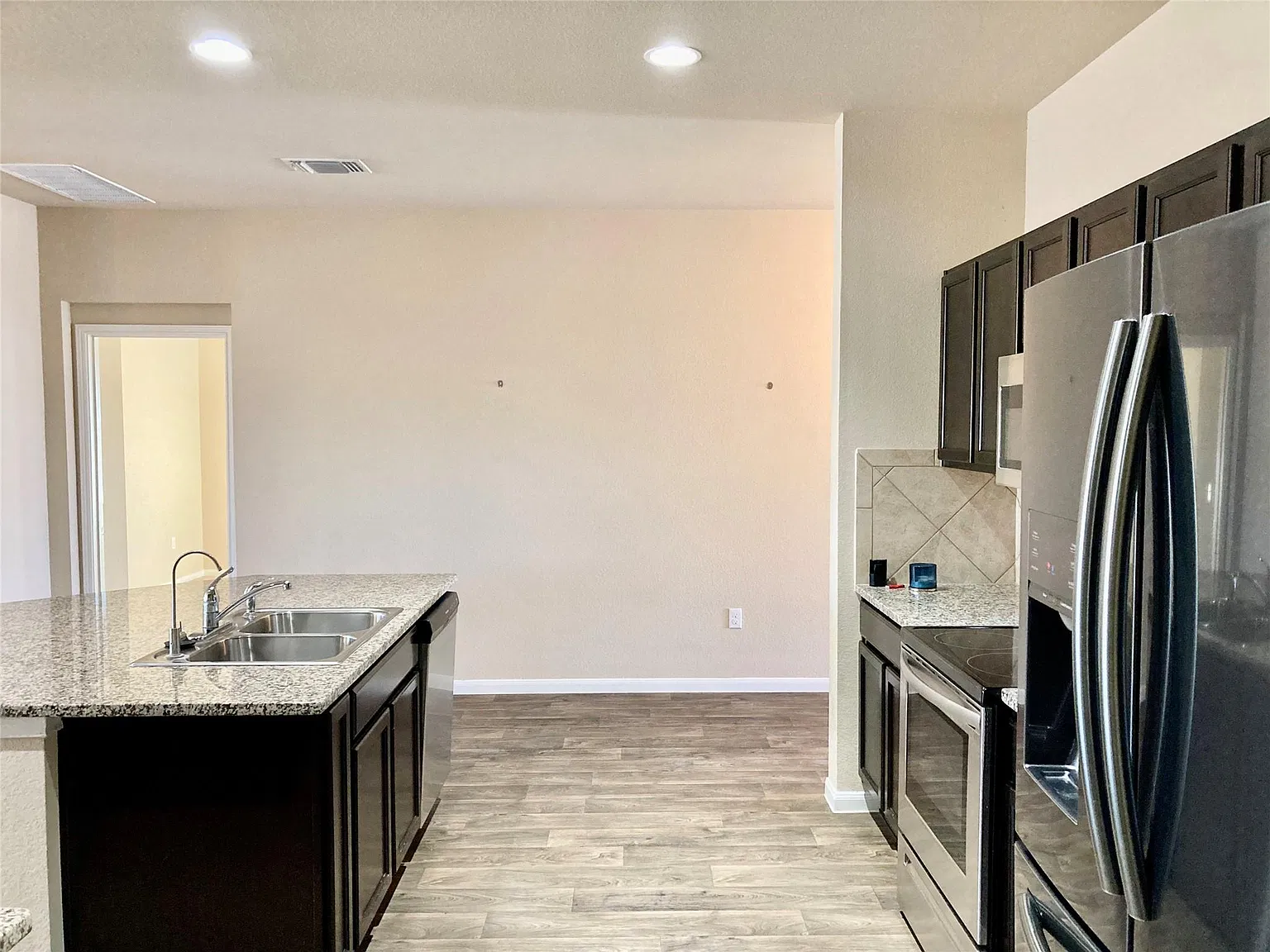4 bed, 2.0 bath, 2018 sqft, $2,100 — Photo 4