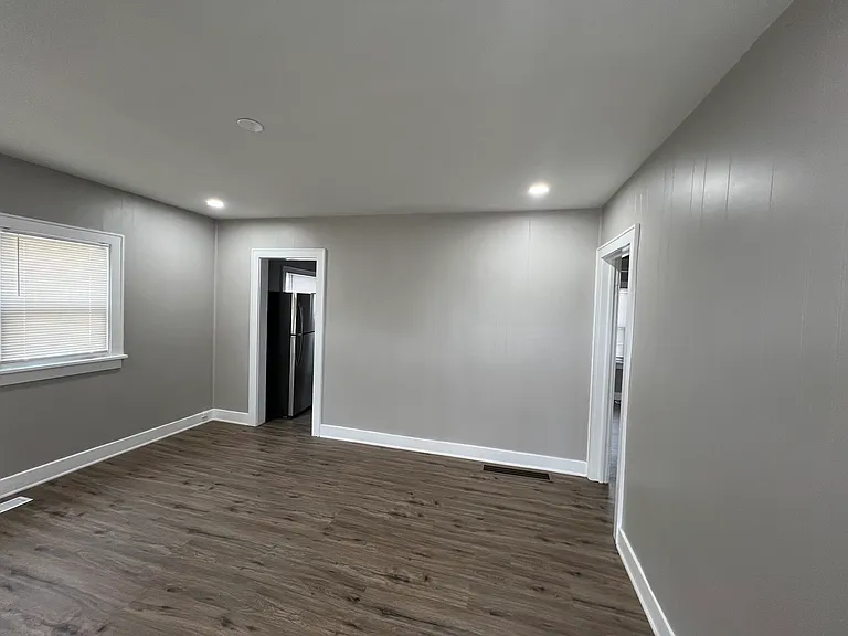 3110 W Maple St — Photo 3