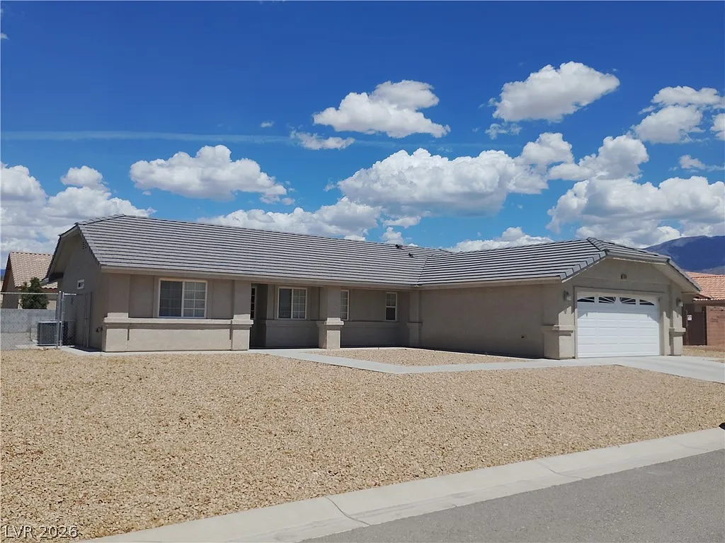 3 bed, 2.0 bath, 1636 sqft, $1,800 — Photo 1