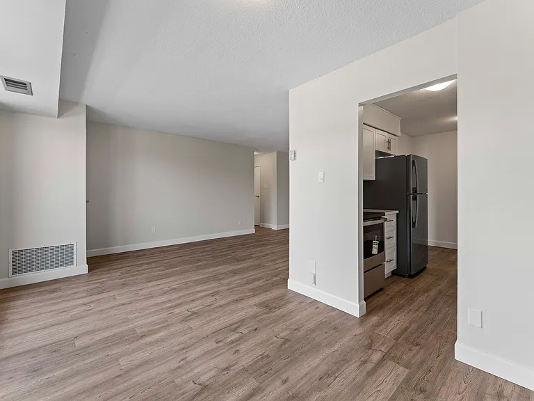 343 Grand Ave E — Photo 9
