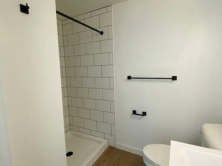 Welcome to Lakeview! - Live in Luxury & Style in the heart of Eastlake — Photo 38