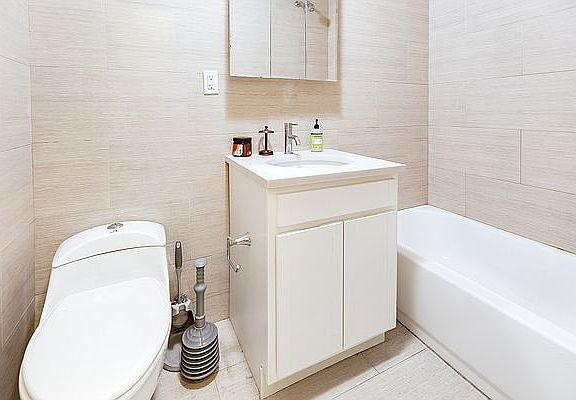 5th image of 332 E 11th St APT 6