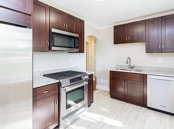 5th image of 18024 Wildwood Ave