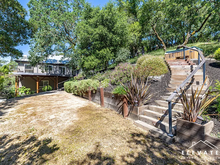 9400 Chalk Hill Rd — Photo 46