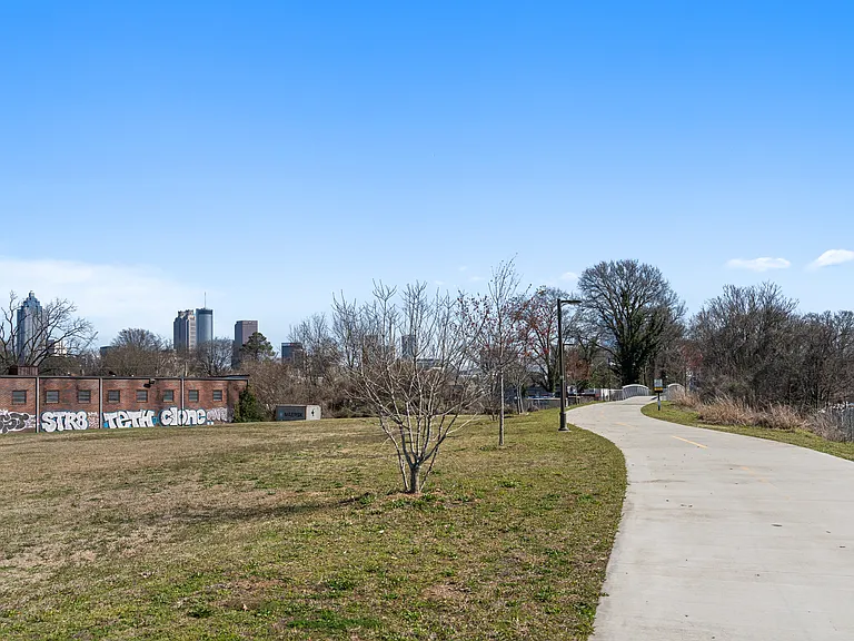 604 Julian St NW — Photo 9