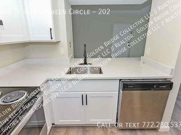 1531 SE Royal Green Cir #202 — Photo 4