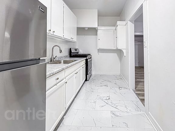 2nd image of 916 Grattan St #L202
