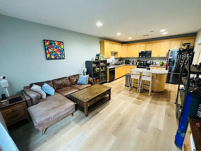 88 N Jackson Ave #303 — Photo 2