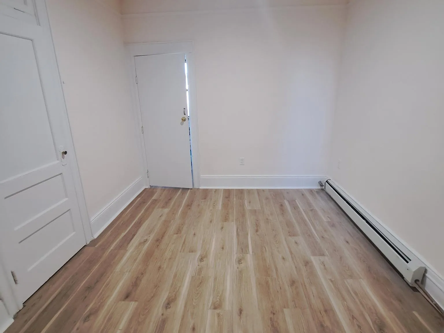 3 bed, 900 sqft, $2,200 — Photo 2