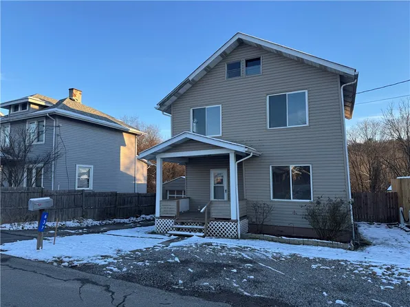 637 Memorial Dr, New Kensington, PA 15068