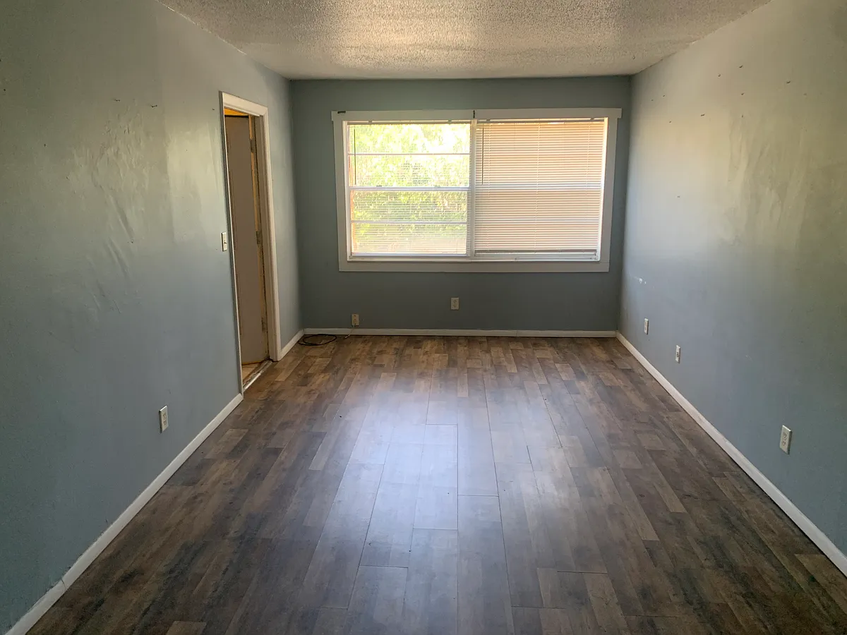 Building Photo - 656 Williamsburg Dr #4
