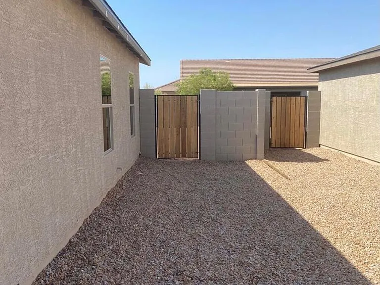 101 E Bobcat Pl — Photo 3