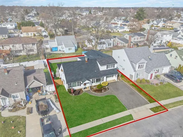 18 Daisy Lane, Levittown, NY 11756