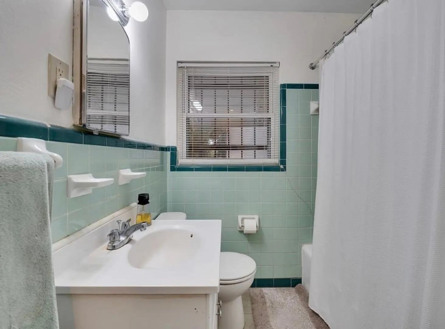 Large 4 Bedroom House — Photo 1