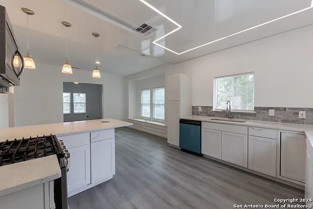 3 bed, 1296 sqft, $1,560 — Photo 4