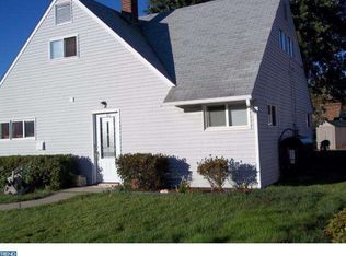 15 Horseshoe Ln, Levittown, PA