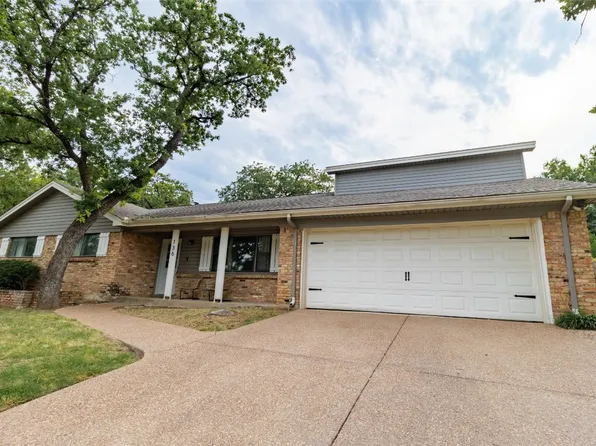 136 Stonegate Ct, Bedford, TX 76022