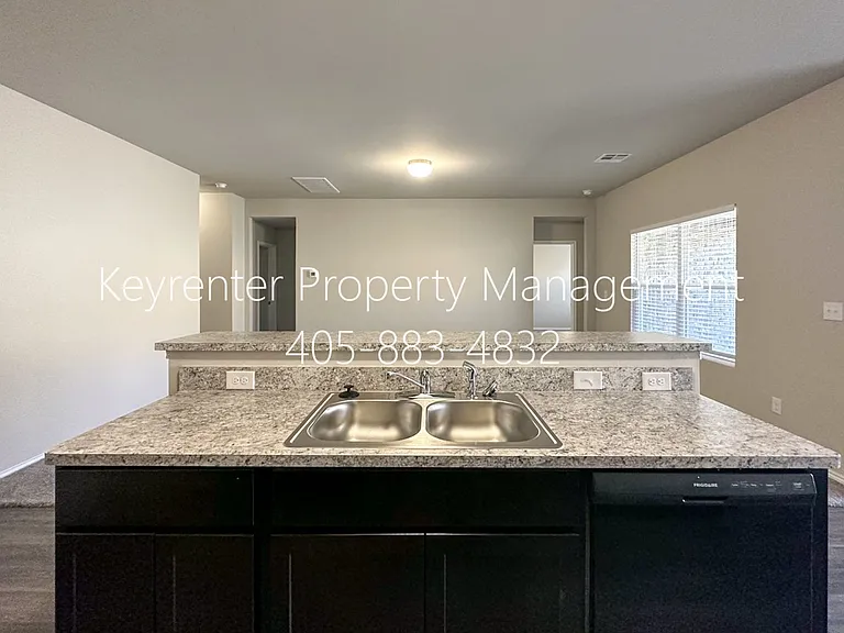 11713 NW 95th St — Photo 4