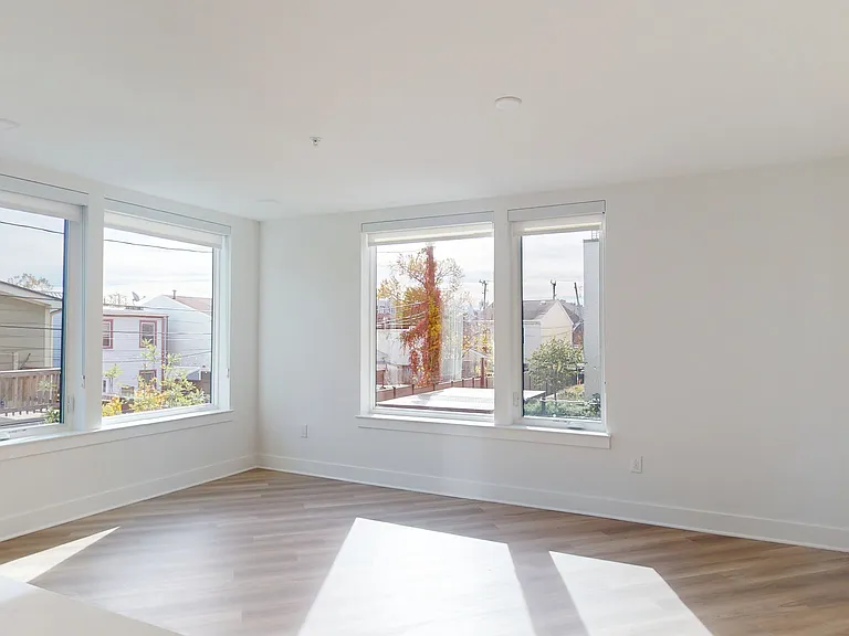 701 N Henry St #209 — Photo 7