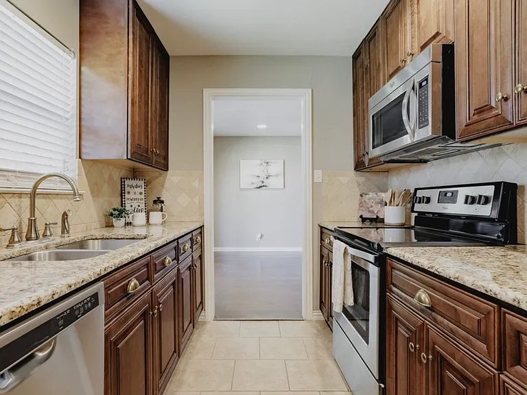 832 Greenhaven Dr — Photo 8