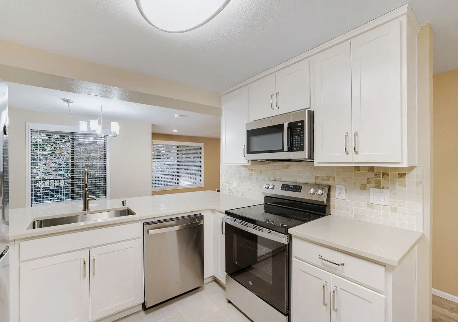 Spacious 3 Bed 2 Bath Kirkland Condo w/ Community Pool and Sauna! — Photo 4
