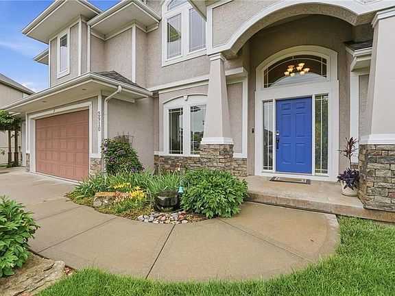 2nd image of 2910 NE Viewpark Pl