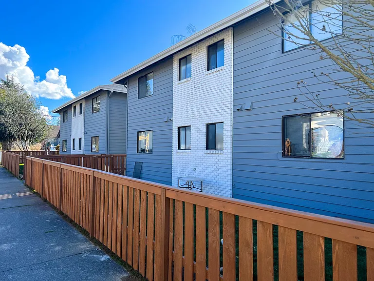 4122 4126 Hoyt Ave — Photo 1