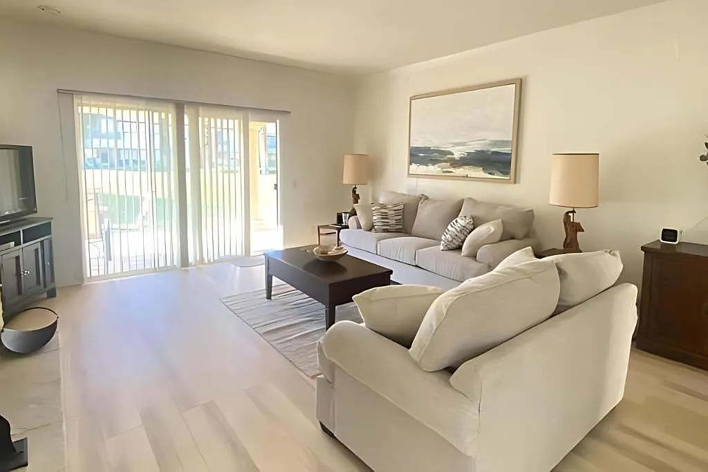 3 bed, 2.5 bath, 1814 sqft, $6,500 — Photo 2