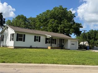 902 W 1st St, Coffeyville, KS 67337