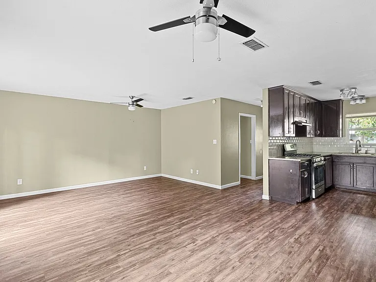 1422 Yorkshire Dr — Photo 7
