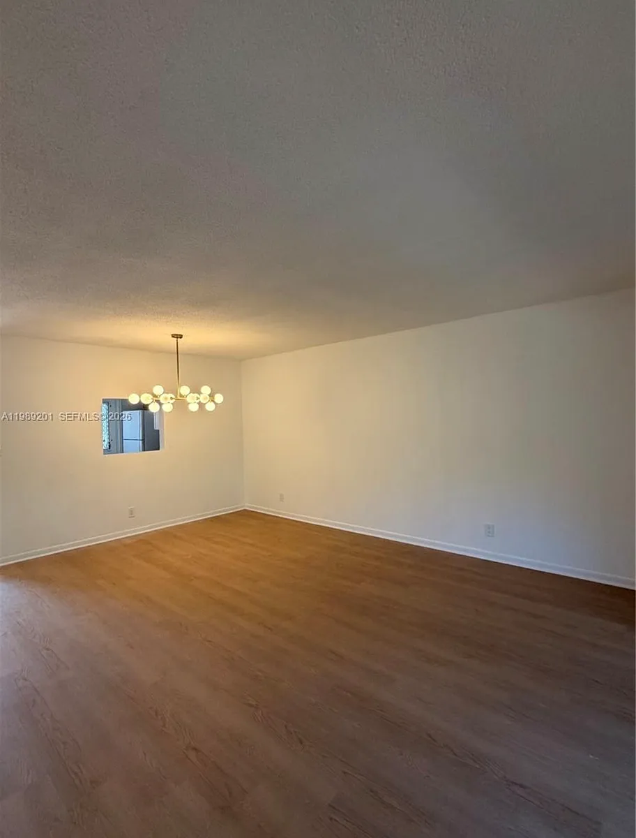 Building Photo - 218 NE 12th Ave #302