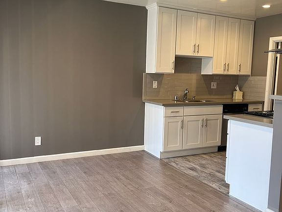 4th image of 2754 Montrose Ave #3